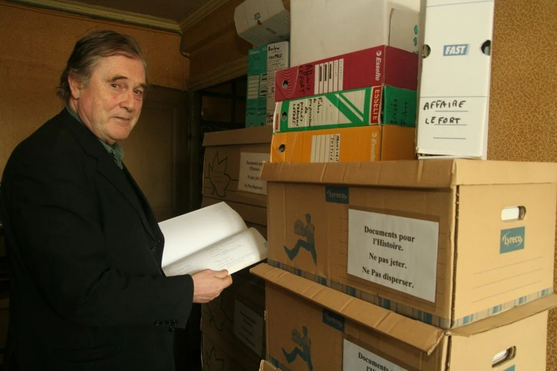 François Lefort devant ses archives