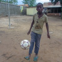 Un enfant de l'orphelinat joue au ballon